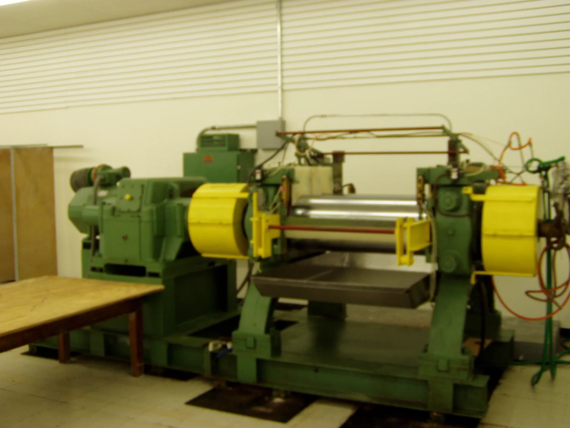 Two-roll rubber mixing mill